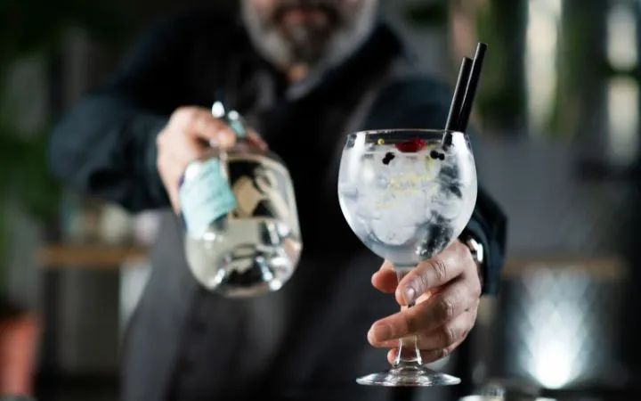 Mann serviert Gin Mann serviert Gin