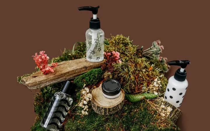 Kosmetikflaschen mit transparenten Etiketten Kosmetikflaschen mit transparenten Etiketten