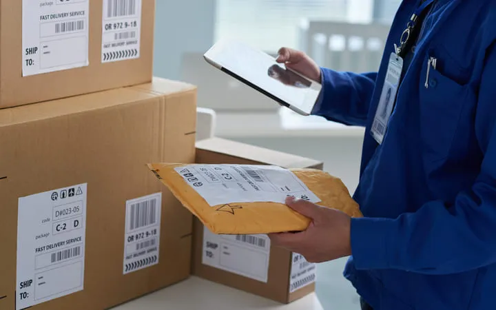 Pakete werden sortiert und belabelt Pakete werden sortiert und belabelt