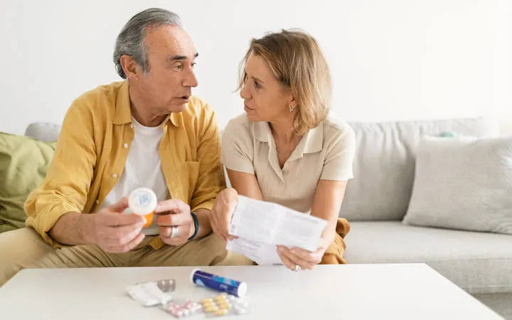 Paar liest Beipackzettel