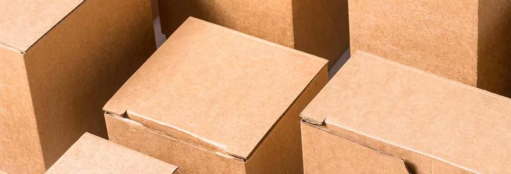 Mehrere Kartons nebeneinander in verschiedenen größen