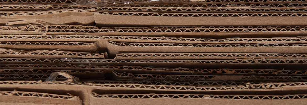 Diverse scatole di cartone ondulato impilate l'una sull'altra