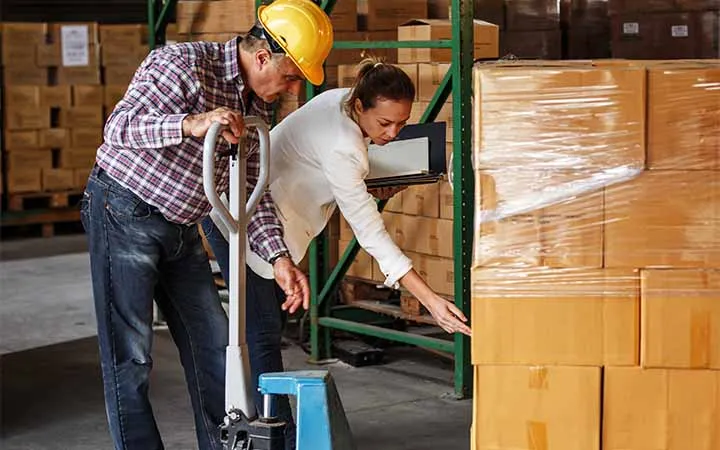 Zwei Personen prüfen Waren Zwei Personen prüfen Waren
