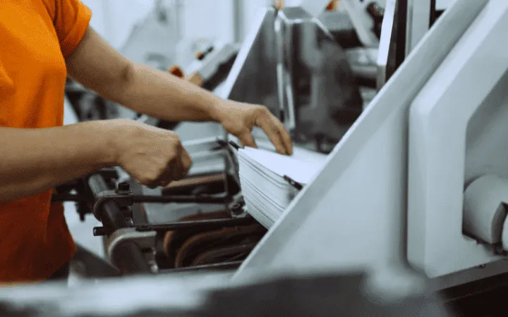 Frau bedient Maschine Frau bedient Maschine