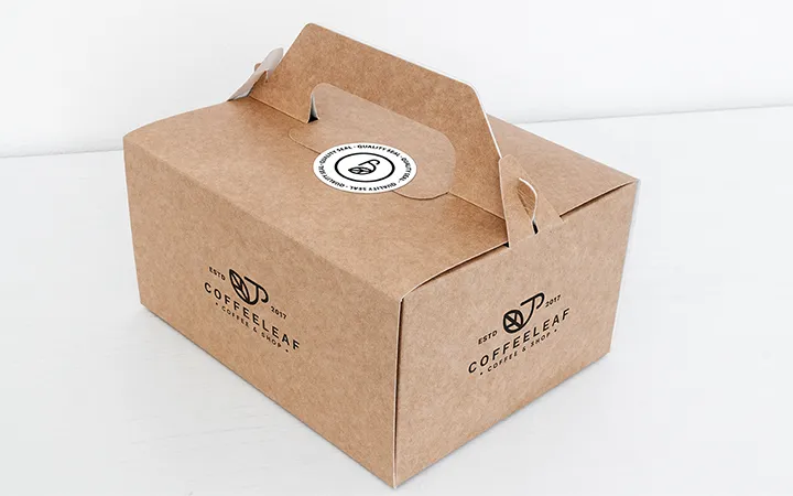 Versandbox mit weißem Siegeletikett Versandbox mit weißem Siegeletikett