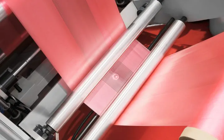 Étiquettes adhésives en rouleau imprimées en flexographie Étiquettes adhésives en rouleau imprimées en flexographie