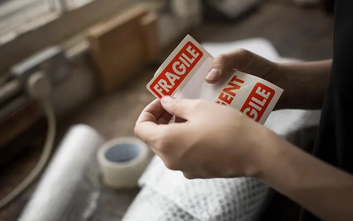 rot-weisses Sicherheitsetikett für zerbrechlichen Inhalt rot-weisses Sicherheitsetikett für zerbrechlichen Inhalt