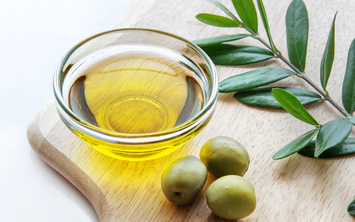 huile d'olive avec branche d'olivier