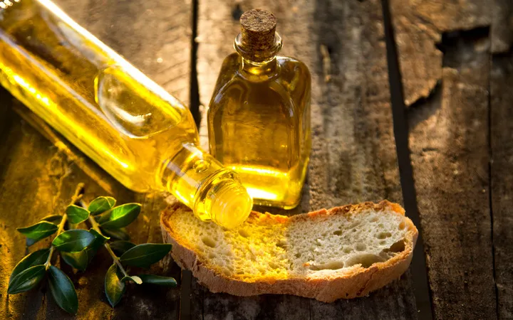 huile d'olive avec branche d'olivier