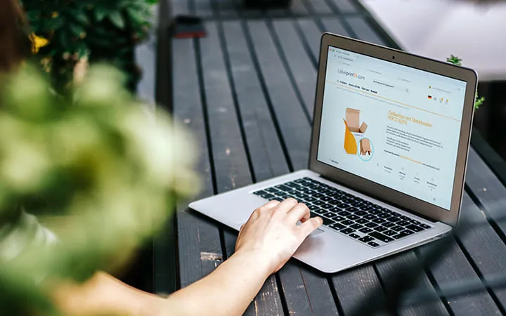Mann bestellt auf Laptop über Labelprint24.com