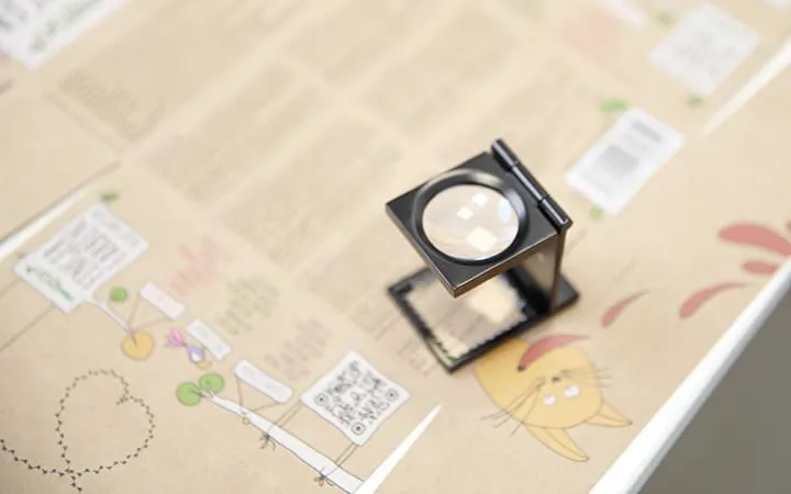 Lupe auf bedruckter Wellpappe