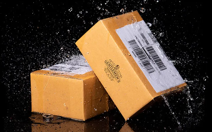 unversehrte Versandkartons begossen mit Wasser