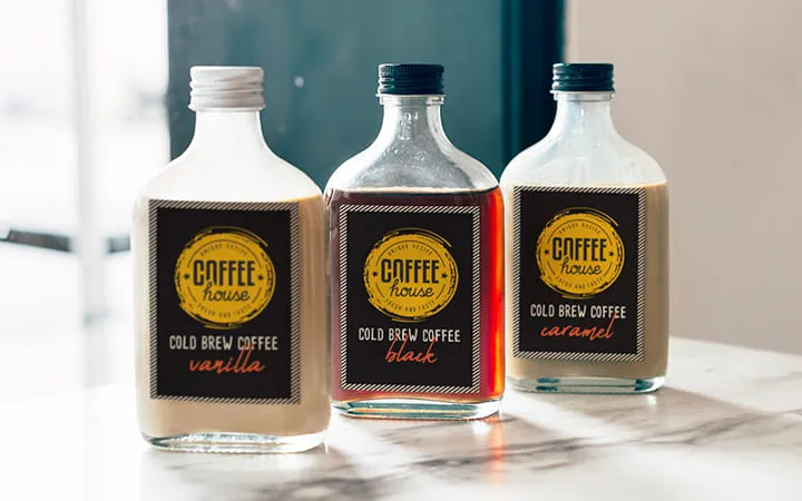 Kaffeesirup-Flaschen mit Etiketten Kaffeesirup-Flaschen mit Etiketten