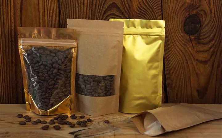 Verschiedene Standbodenbeutel mit Zipper die Kaffee beinhalten Verschiedene Standbodenbeutel mit Zipper die Kaffee beinhalten