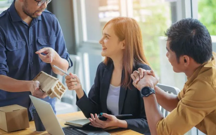 Il team di start-up fa due chiacchiere Il team di start-up fa due chiacchiere