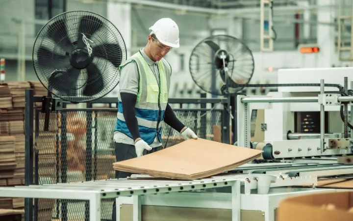 Produktionsmitarbeiter bereitet Karton vor