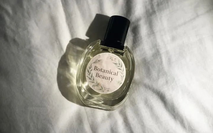 Runder Aufkleber auf einer Parfumflasche