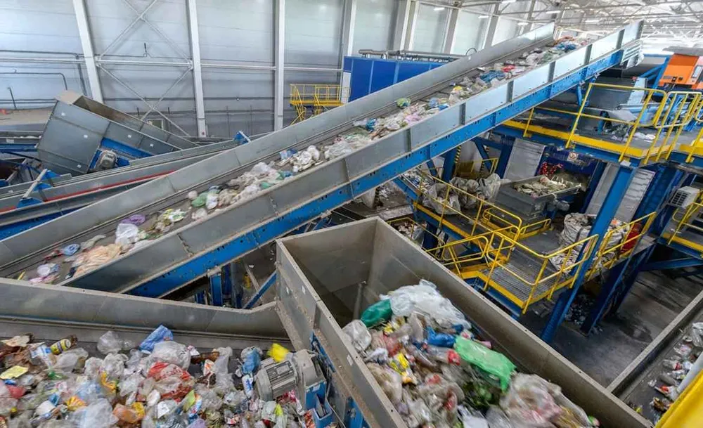 Sortieranlage mit Plastikmüll