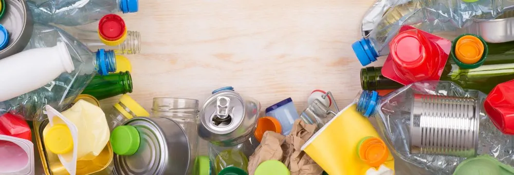 verschiedene Verpackungen als Abfall