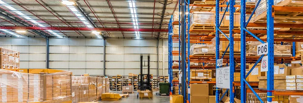 Wellpappe Kartons in Regal in Logistikzentrum Wellpappe Kartons in Regal in Logistikzentrum
