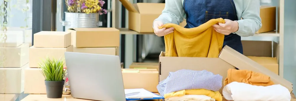 Einpacken von Klamotten in Kartons Einpacken von Klamotten in Kartons