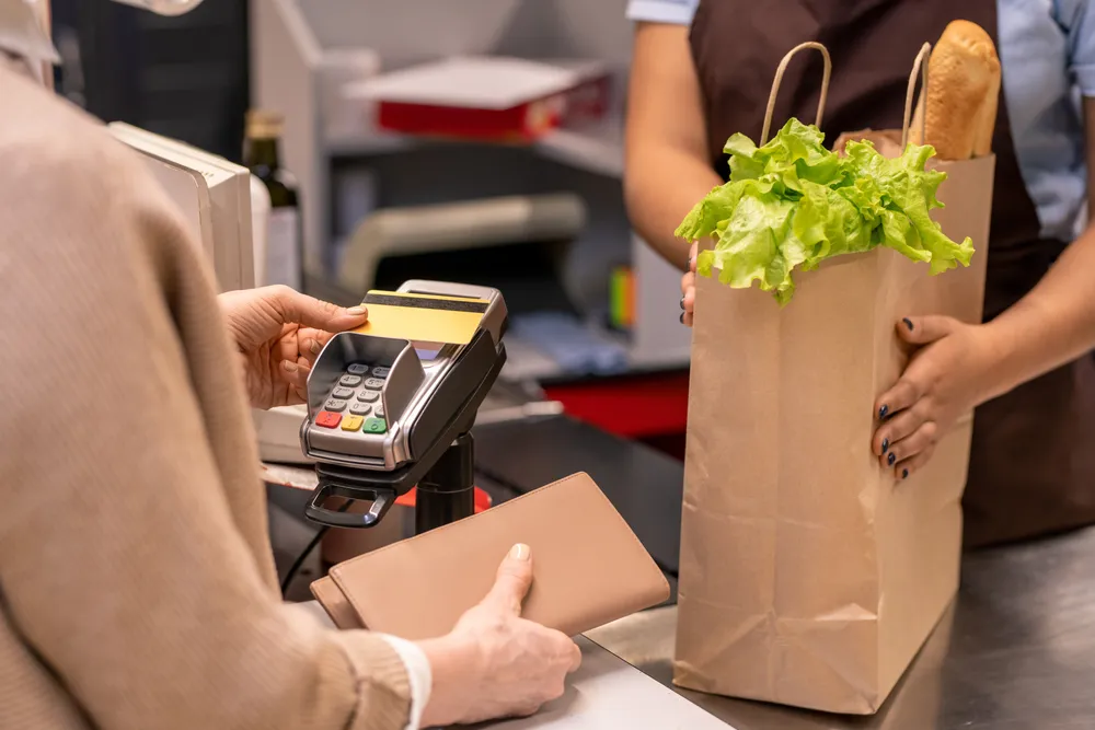 Nachhaltige Einkaufstüten im Supermarkt - Verzicht auf bedruckte Verpackungen