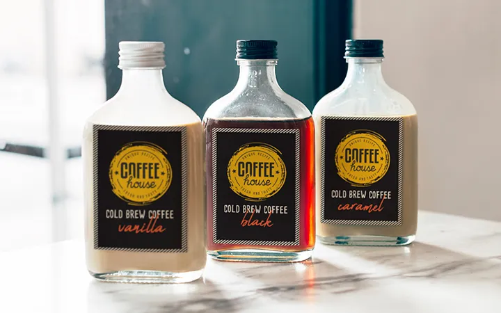 Bottiglie di liquore con etichette
