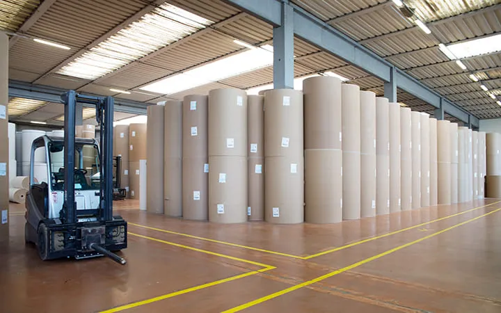 Kraftlinerpapier-Rollen in Lagerhalle