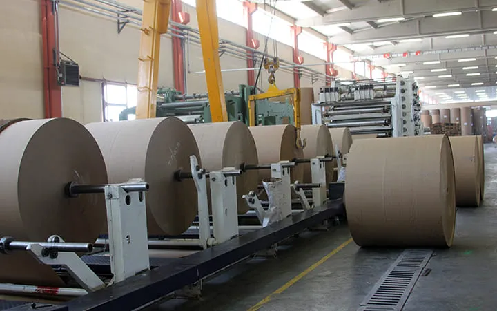 Schrenzpapier-Rollen in Lagerhalle