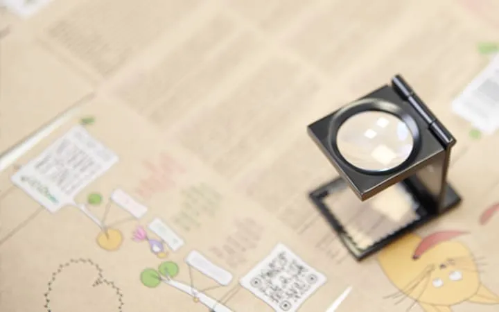Loupe sur carton imprimé 