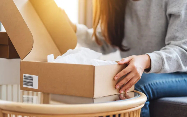 unboxing d'un packaging par une cliente chez elle
