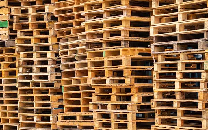 Europaletten aufeinander gestapelt
