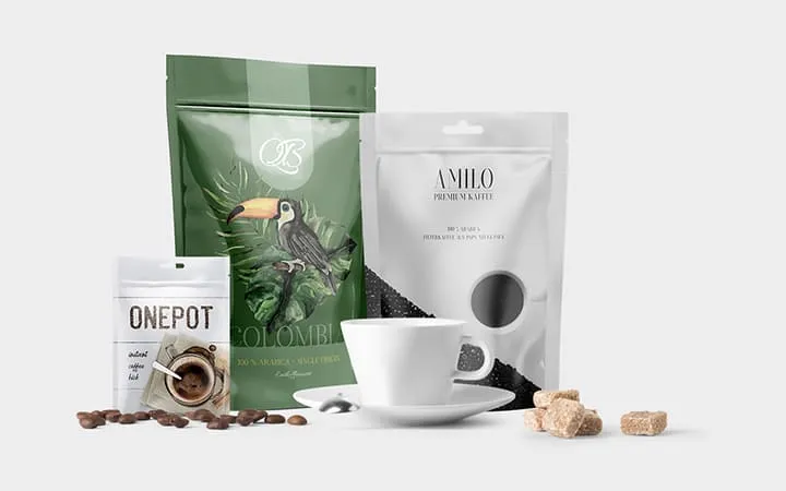 Drei Beutelverpackungen in unterschiedlichen Größen für Kaffeebohnen mit einer Kaffee Tasse  