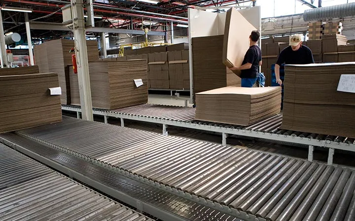 Wellpappe gestapelt in Produktionshalle Wellpappe gestapelt in Produktionshalle