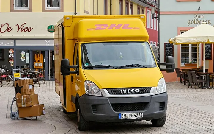Auslieferfahrzeug von Versandunternehmen DHL Auslieferfahrzeug von Versandunternehmen DHL